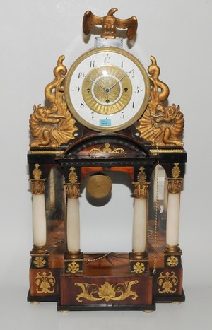 Schuler Auktionen AG - Wiener Kommodenuhr mit Spielwerk