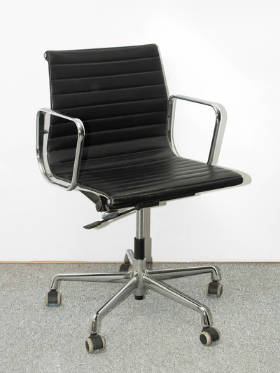 Schuler Auktionen AG - Charles & Ray Eames, Aluminium Chair "EA 117"