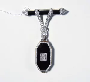 Schuler Auktionen AG - Email-Onyx-Diamant-Anhängeuhr mit Brosche