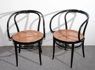 Schuler Auktionen AG - Gebrüder Thonet, 3 Bugholz-Armlehnstühle "209"