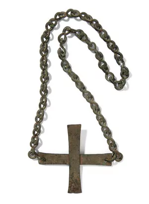 Schuler Auktionen AG - Anhängekreuz mit Kette