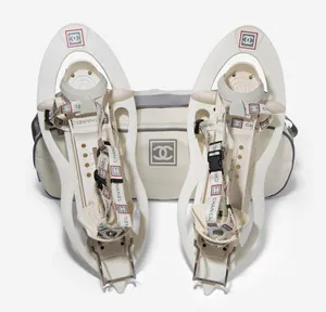 Schuler Auktionen AG - Chanel, 1 Paar Schneeschuhe