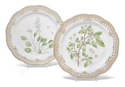 Schuler Auktionen AG - Royal Copenhagen, 1 Paar Platten "Flora Danica"