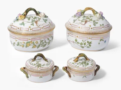 Schuler Auktionen AG - Royal Copenhagen, 1 Paar kleine Terrinen und 1 Paar Deckeldosen "Flora Danica"