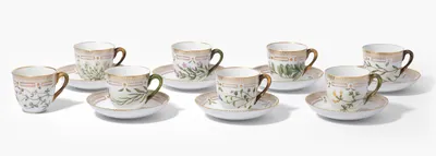 Schuler Auktionen AG - Royal Copenhagen, 11 Kaffeetassen mit Untertassen und 1 Crémier "Flora Danica"