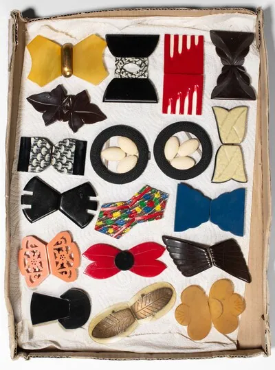 Schuler Auktionen AG - Lot: Musterkollektion "Trauerschmuck und Schliessen"