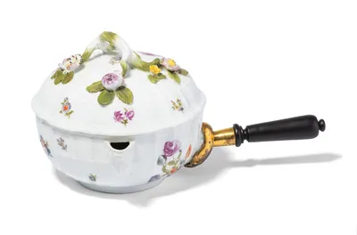 Schuler Auktionen AG - Meissen, Saucenpfännchen mit Blumendekor
