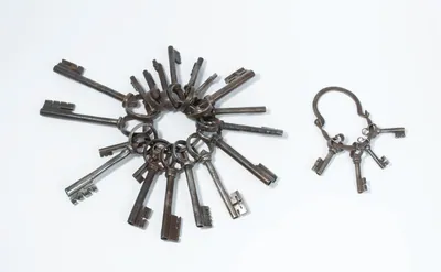 Schuler Auktionen AG - Lot: 2 Schlüsselringe mit 24 Schlüsseln