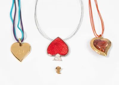 Schuler Auktionen AG - Yves Saint Laurent, 3 Colliers und 1 Pin