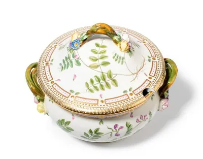 Schuler Auktionen AG - Royal Copenhagen, "Flora Danica", Henkelterrine 