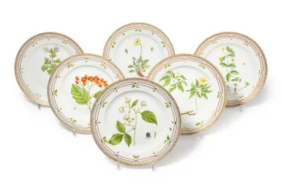 Schuler Auktionen AG - Royal Copenhagen, "Flora Danica", 12 Platzteller
