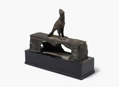 Schuler Auktionen AG - Kleiner Sarg mit Falkenaufsatz