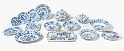 Schuler Auktionen AG - Meissen, Tafelserviceteile "Zwiebelmuster"