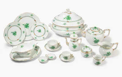 Schuler Auktionen AG - Herend, Tafel- und Tee-/Kaffeeservice "Apponyi in Grün"
