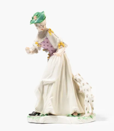 Schuler Auktionen AG - Nymphenburg, Figur "Dame, von Hündchen angefallen"