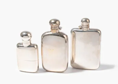 Schuler Auktionen AG - Lot: 3 Flachmänner, England 20.Jh.