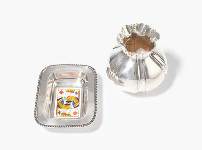 Schuler Auktionen AG - Lot: Spielkartenschale und kleine Vase, 19./20.Jh.