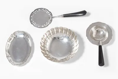 Schuler Auktionen AG - Lot: 2 Schälchen, Teesieb und Gebäckheber, Schaffhausen 20.Jh. 