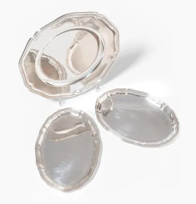 Schuler Auktionen AG - Lot: Teller und 2 kleine Tabletts, Deutschland 20.Jh. 