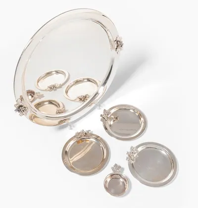 Schuler Auktionen AG - Tafelset: 3 Untersetzer, 1 Schälchen und 1 Tablett