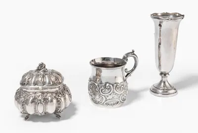 Schuler Auktionen AG - Lot: Dose, Humpen und kleine Vase