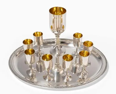 Schuler Auktionen AG - Set: 9 Fussbecher auf Tablett, Israel 20.Jh. 