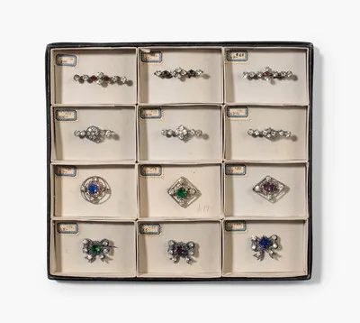 Schuler Auktionen AG - Schmuck-Musterbögen, Swarovski/Gablonz 1920–30er Jahre