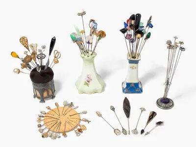 Schuler Auktionen AG - Sammlung Hutnadeln und Haarspangen, 20.Jh.