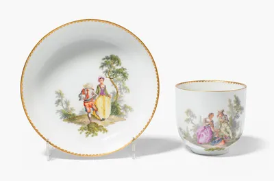 Schuler Auktionen AG - Meissen, Tasse und Untertasse mit Watteaumalerei