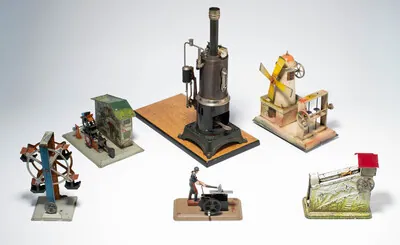 Schuler Auktionen AG - Doll, Stehende Dampfmaschine und 5 Antriebsmodelle