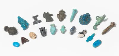 Schuler Auktionen AG - Lot: 19 Figuren und Amulette