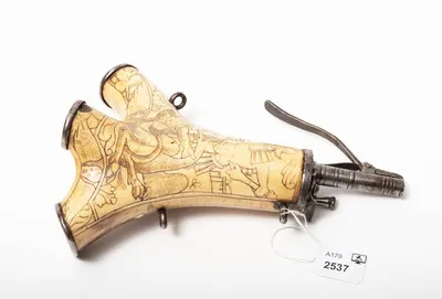 Schuler Auktionen AG - Jagd-Pulverflasche