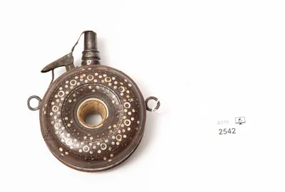 Schuler Auktionen AG - Jagdpulverflasche