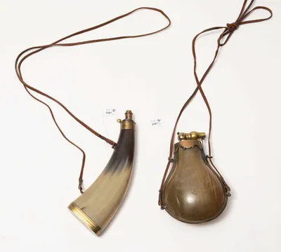 Schuler Auktionen AG - Lot: 2 Jagd-Pulverflaschen