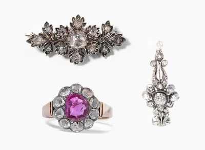 Schuler Auktionen AG - Lot: Diamant-Ring, Diamantbrosche und ein Ohrhänger