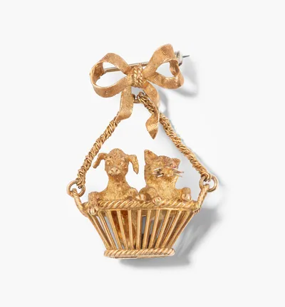 Schuler Auktionen AG - Schleifenbrosche mit Hund und Katze