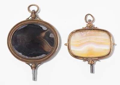 Schuler Auktionen AG - Lot: 2 Taschenuhrschlüssel mit Achaten