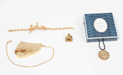 Schuler Auktionen AG - Christian Dior, Bracelet, Pin, Anhänger und Lipsticks-Set