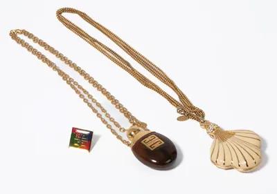 Schuler Auktionen AG - Givenchy, Anhänger als Parfumflakon "Lucite Brown Tortoise" und Lanvin, Anhänger
