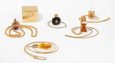 Schuler Auktionen AG - 5 Anhänger als Parfumflakons Lanvin "Arpege", Schiaparelli "Shoking you", Jacques Fath "Fath de Fath", Guy La Roche "Fidji" und Chopard