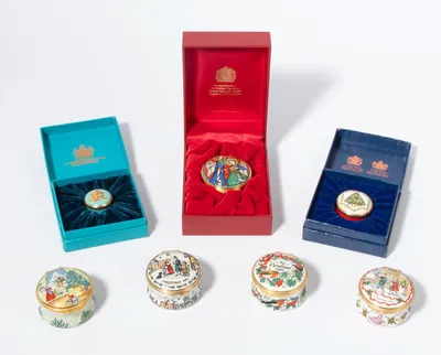 Schuler Auktionen AG - Halcyon Days, London, 7 Deckeldosen "The Christmas Box"