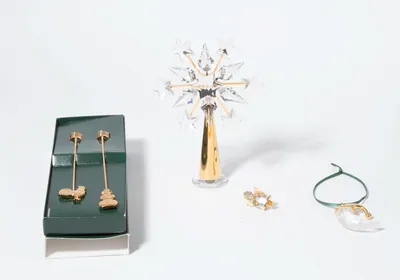 Schuler Auktionen AG - Georg Jensen und Swarovski, 1 Paar Weihnachtskerzenhalter und Weihnachtsschmuck