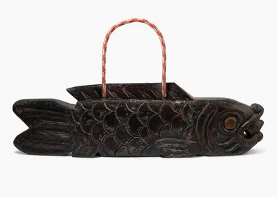 Schuler Auktionen AG - Grosser fischförmiger Yokogi eines Jizaikagi