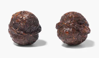 Schuler Auktionen AG - Lot: 2 beschnitzte Walnüsse