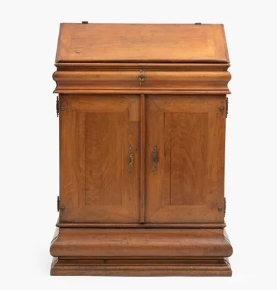 Schuler Auktionen AG - Kleiner Schreibschrank und Betstuhl