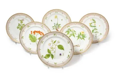 Schuler Auktionen AG - Royal Copenhagen, "Flora Danica", 12 Platzteller