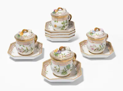 Schuler Auktionen AG - Royal Copenhagen, "Flora Danica", 4 Bouillondeckeltassen mit Untertassen