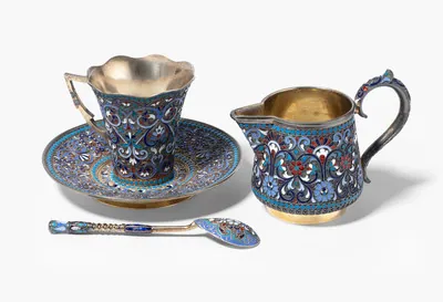 Schuler Auktionen AG - Lot: Tasse mit Untertasse, Cremier & Zierlöffel, Moskau 1892
