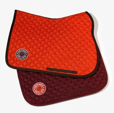 Schuler Auktionen AG - Hermès, 2 Vielseitigkeitsschabracken "Hunter" in "Feu" und "Rouge H"