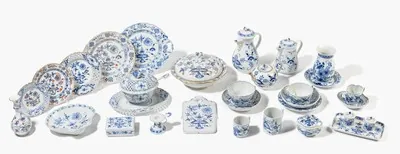 Schuler Auktionen AG - Meissen, Kaffee- und Tafelserviceteile "Zwiebelmuster" und "Reiches Zwiebelmuster"